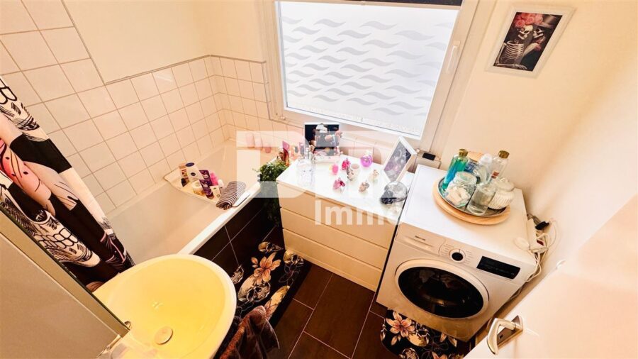 Modernisierte 3-Zimmerwohnung mit Balkon und fantastischem Panoramablick - Badezimmer / Wanne / Waschmaschinenanschluss